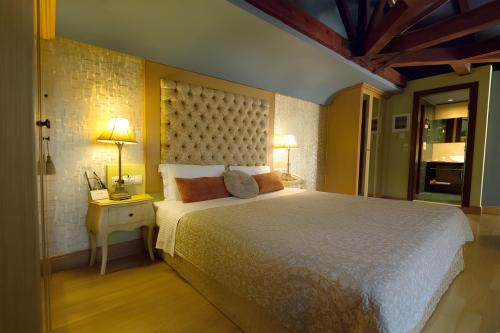 comfort-suite-with-atrium-view-1