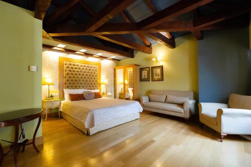 comfort-suite-with-atrium-view-2